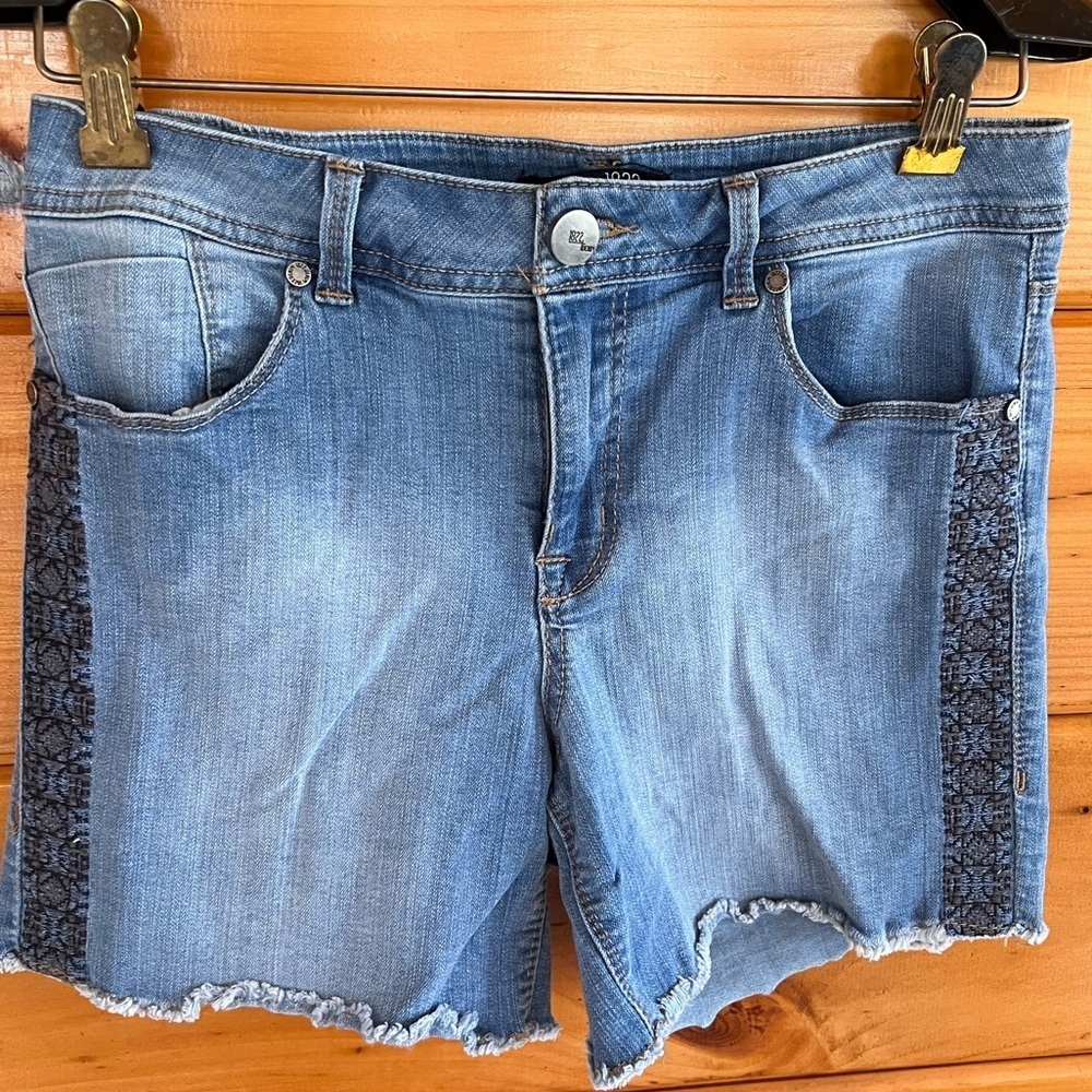 1822 Denim CUTOFF JEANs SHORTS Cut Off Size 10 embroidery stitching EUC